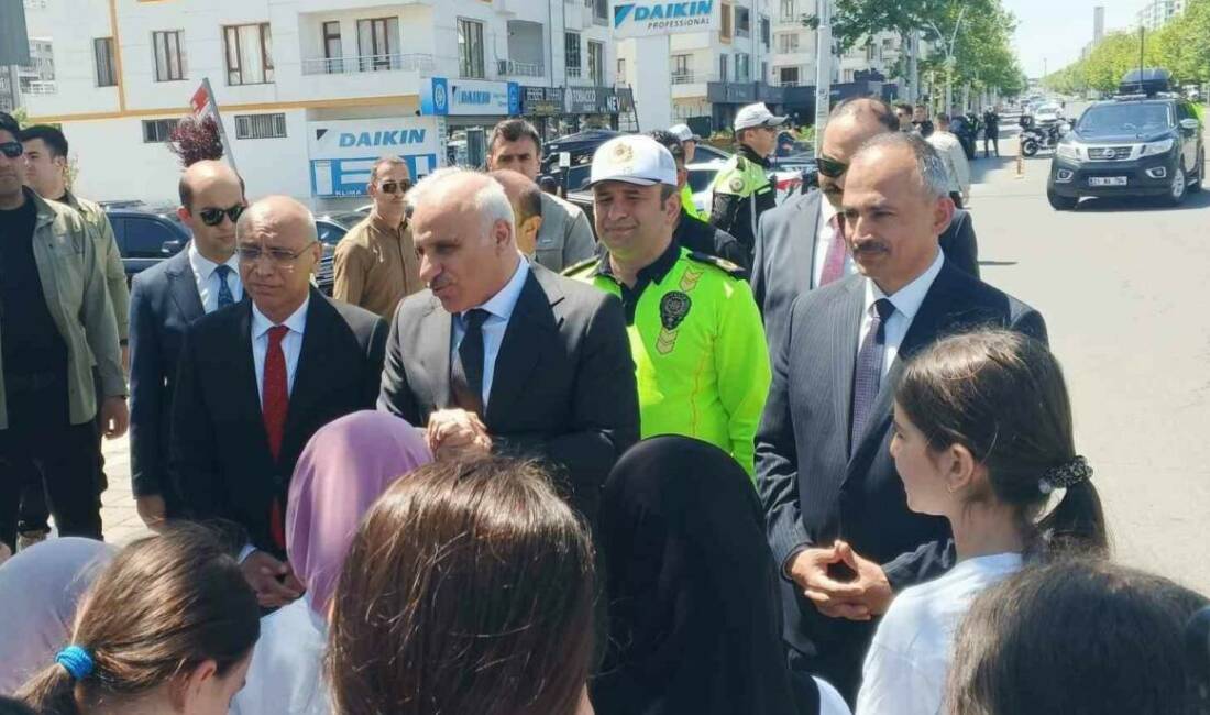 Diyarbakır’da Trafik Haftası kutlamaları Vali Zorluoğlu ve çocukların katılımıyla gerçekleşti.