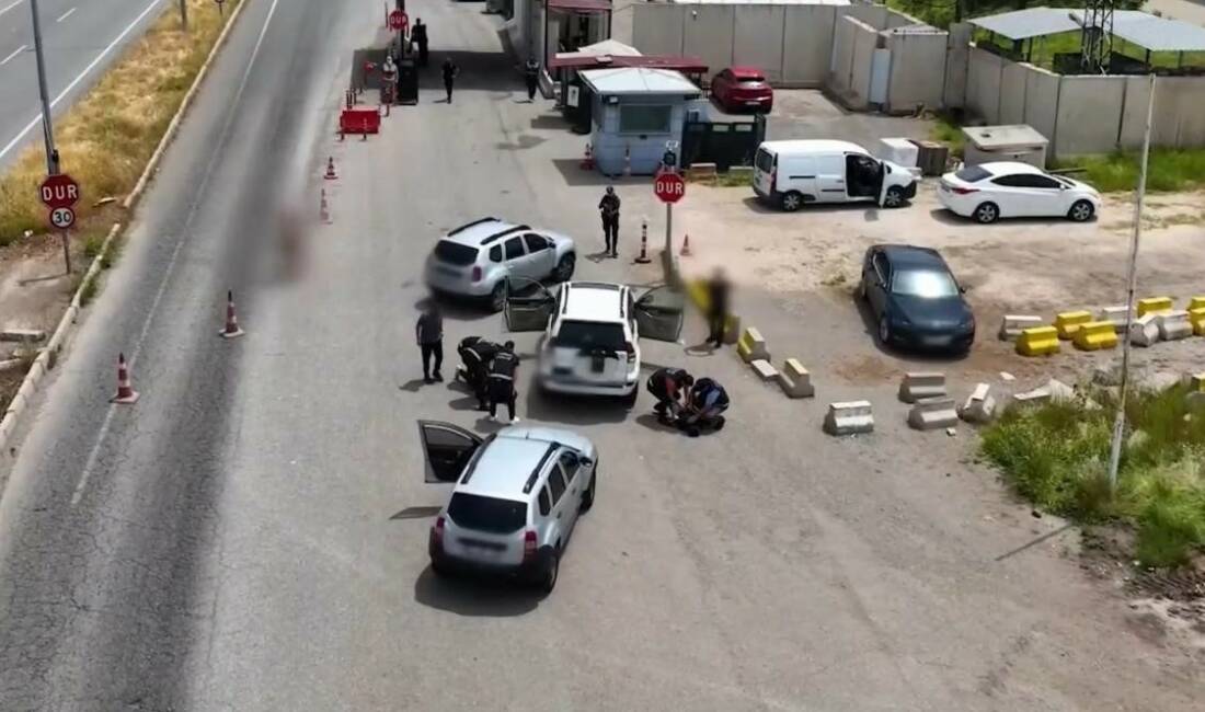Diyarbakır'da yabancı uyruklu 2 kişi, araçlarının yedek yakıt deposunda 93