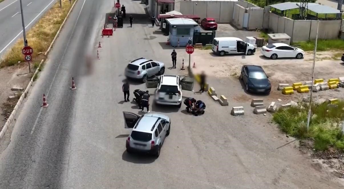 Diyarbakır'da yabancı uyruklu 2 kişi, araçlarının yedek yakıt deposunda 93