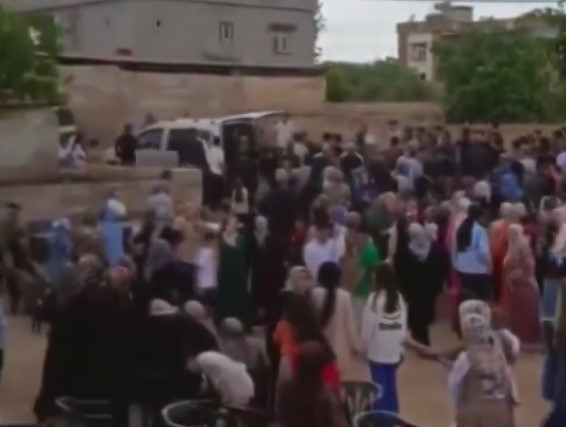 Gaziantep’in Nizip ilçesinde düğünde havaya ateş eden şahıs kuzenini ağır