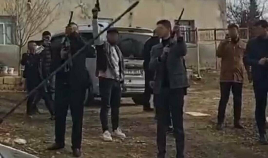 Düğünde rastgele havaya ateş açan şahıslara ceza Şanlıurfa'da bir düğünde havaya ateş açarak genel güvenliği tehlikeye atan