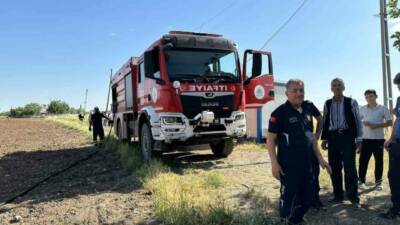 Adıyaman’da ekili alan yanında çıkan yangın korkuttu.