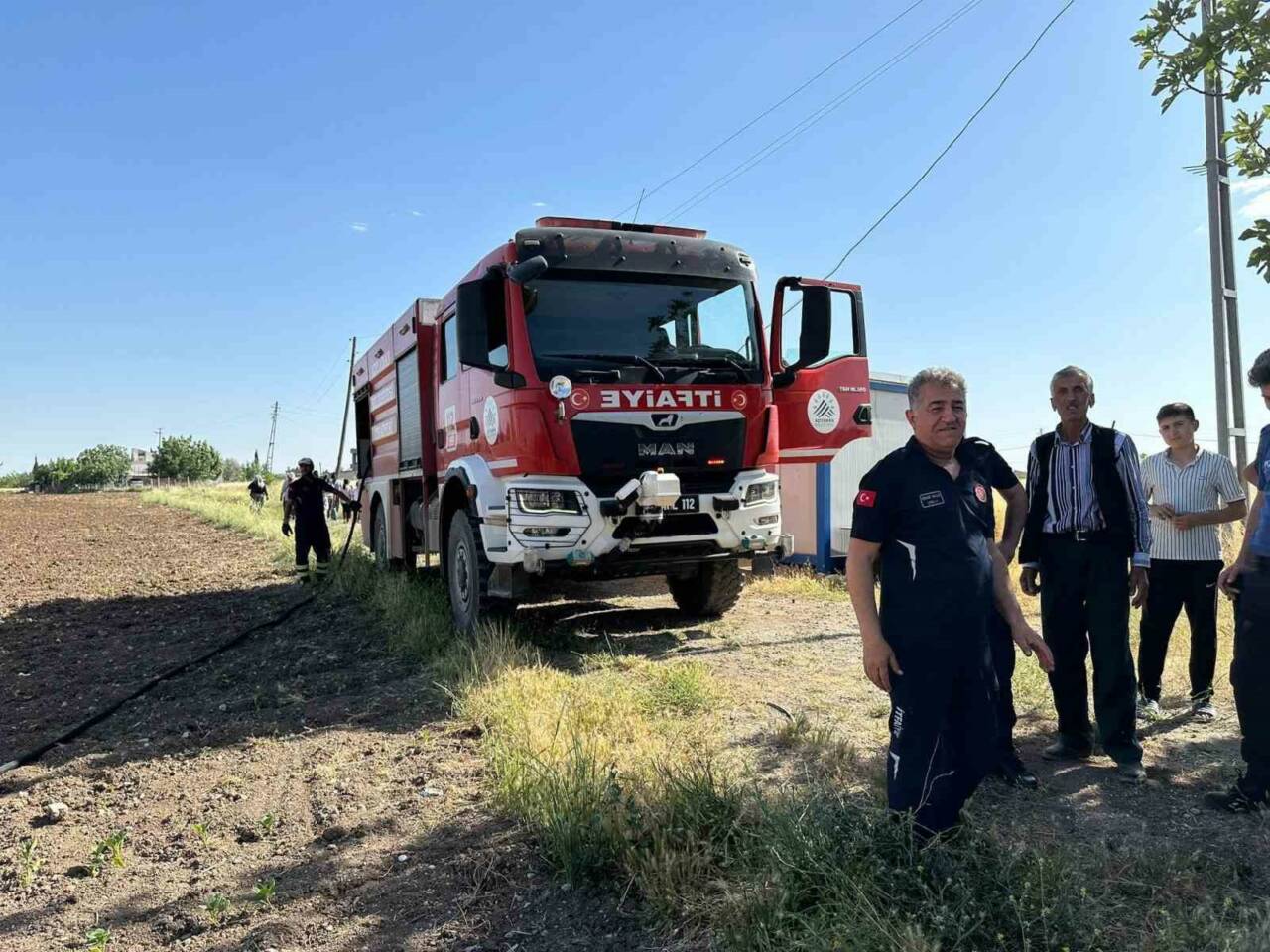Adıyaman’da ekili alan yanında çıkan yangın korkuttu.