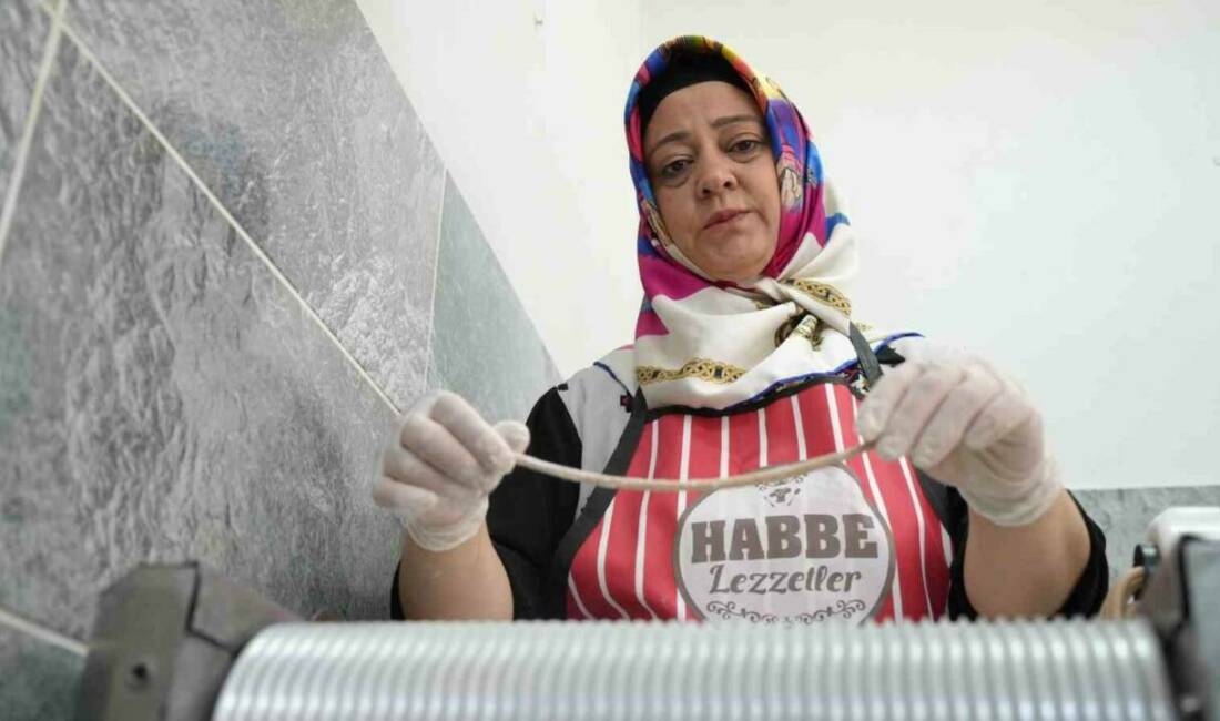 Gaziantep'te evde yaptığı yöresel yemekleri satan Sema Sarraf, eşinin vefatı