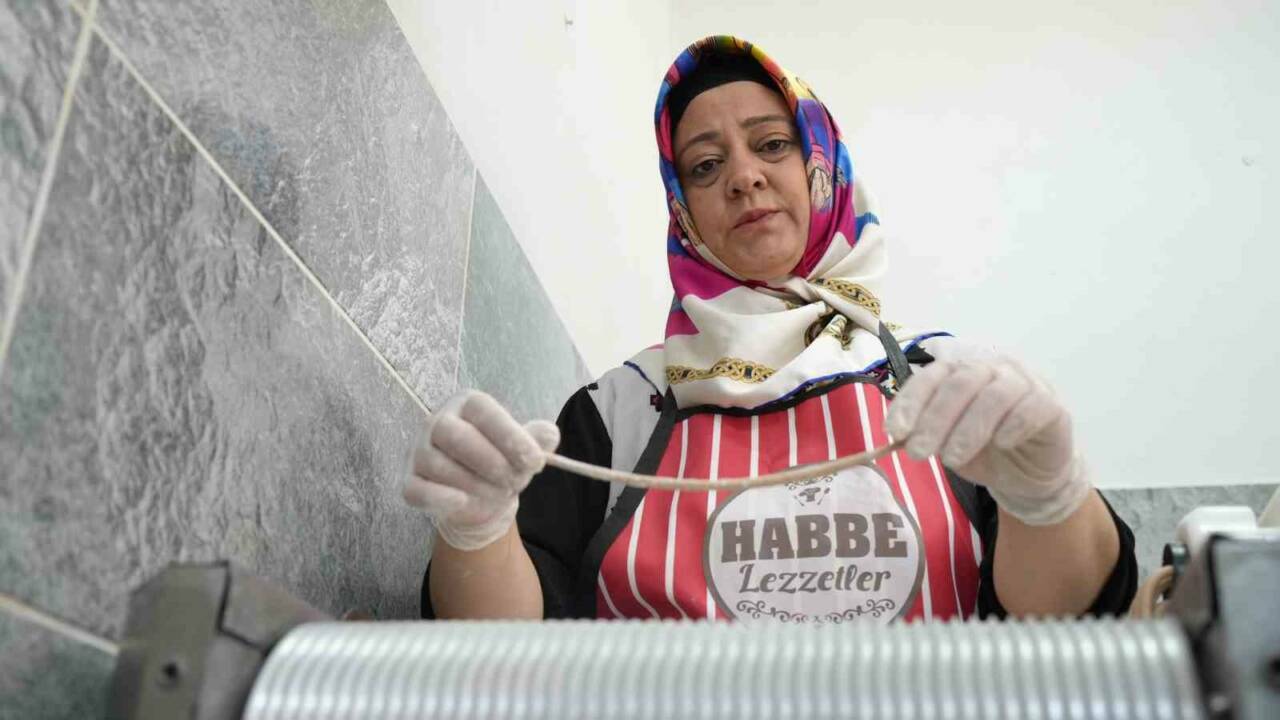 Gaziantep'te evde yaptığı yöresel yemekleri satan Sema Sarraf, eşinin vefatı