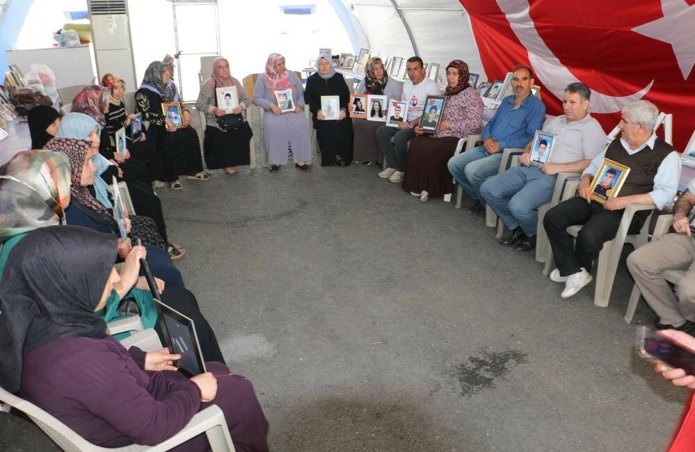 Evlat nöbetindeki anne: “Barışı duyduğumuzdan beri ayaklarımız yerden kesilmiş. Gece uyuyamıyoruz” Diyarbakır'da evlat nöbetinde olan aileler, PKK'nın fesih kararı ve 'Terörsüz