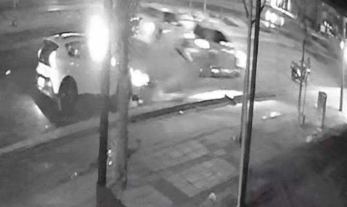 Gaziantep’te bir araç, arızalanarak yol kenarında bekleyen otomobil ile motosiklete