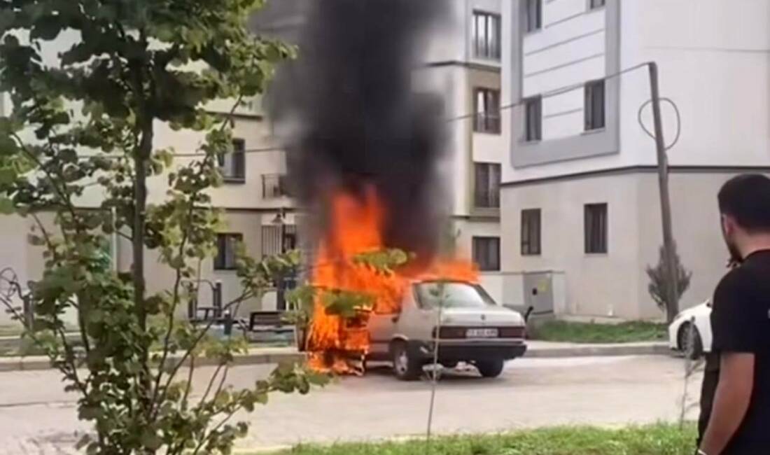 Diyarbakır’ın merkez Bağlar ilçesinde park halindeki Fiat Tofaş marka otomobil