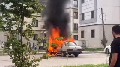 Diyarbakır’ın merkez Bağlar ilçesinde park halindeki Fiat Tofaş marka otomobil