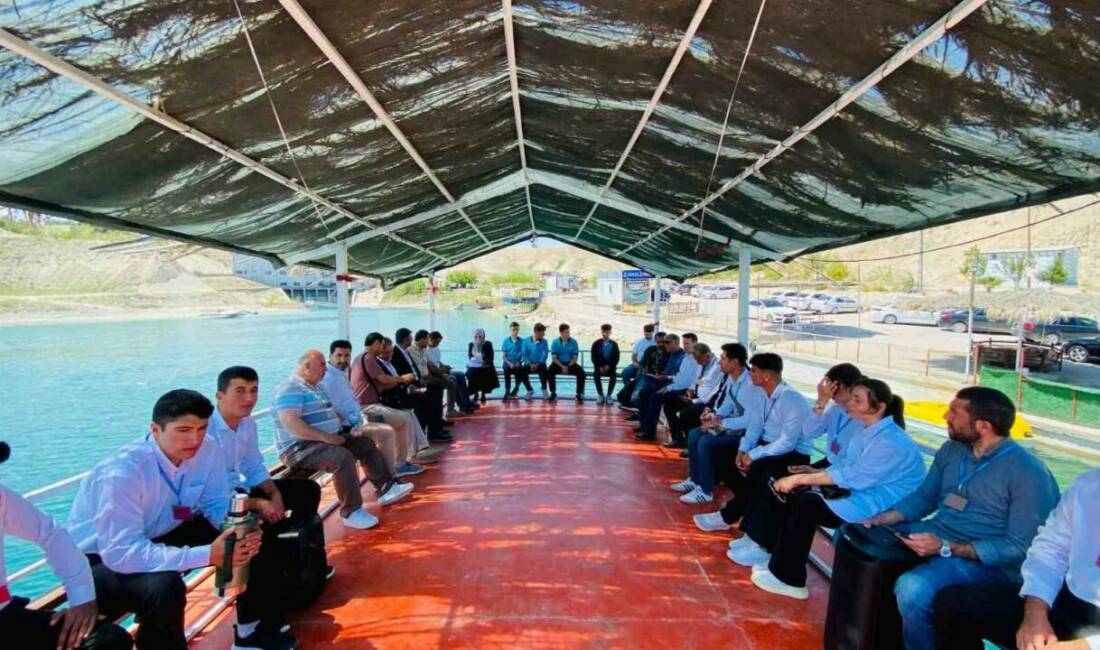 Adıyaman’ın Samsat ilçesinde düzenlenen edebiyat günlerinde Atatürk Barajı Gölü'nde, teknede