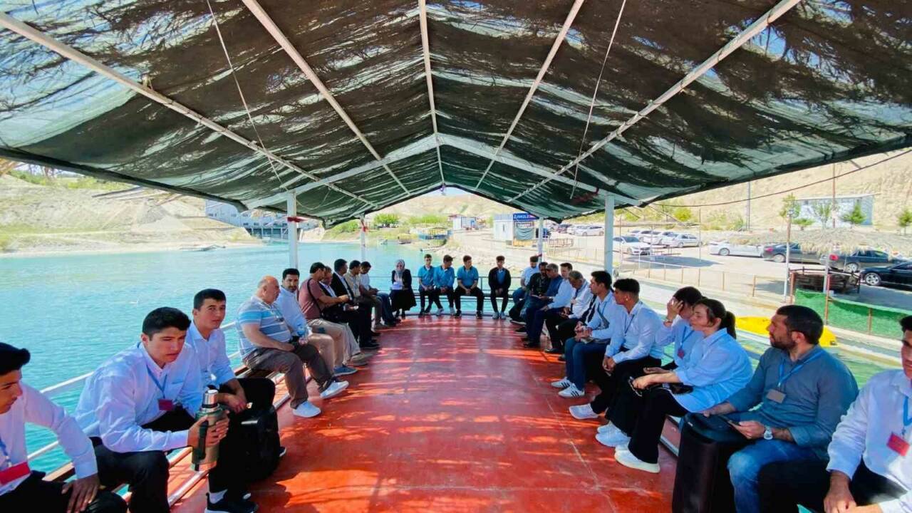 Adıyaman’ın Samsat ilçesinde düzenlenen edebiyat günlerinde Atatürk Barajı Gölü'nde, teknede