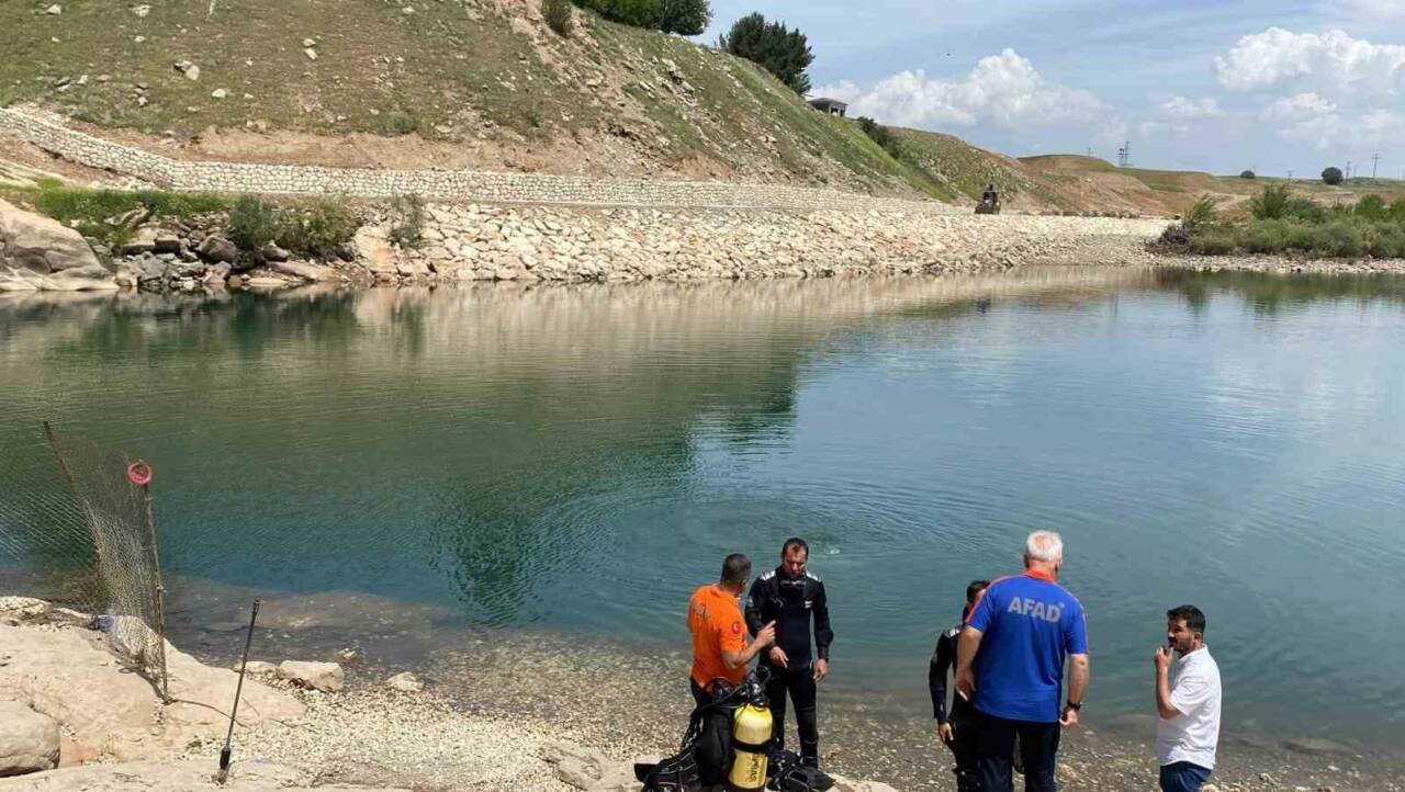 Diyarbakır'ın Silvan ilçesinde fotoğraf çekmek isteyen 15 yaşındaki Mazlum Kılıç,