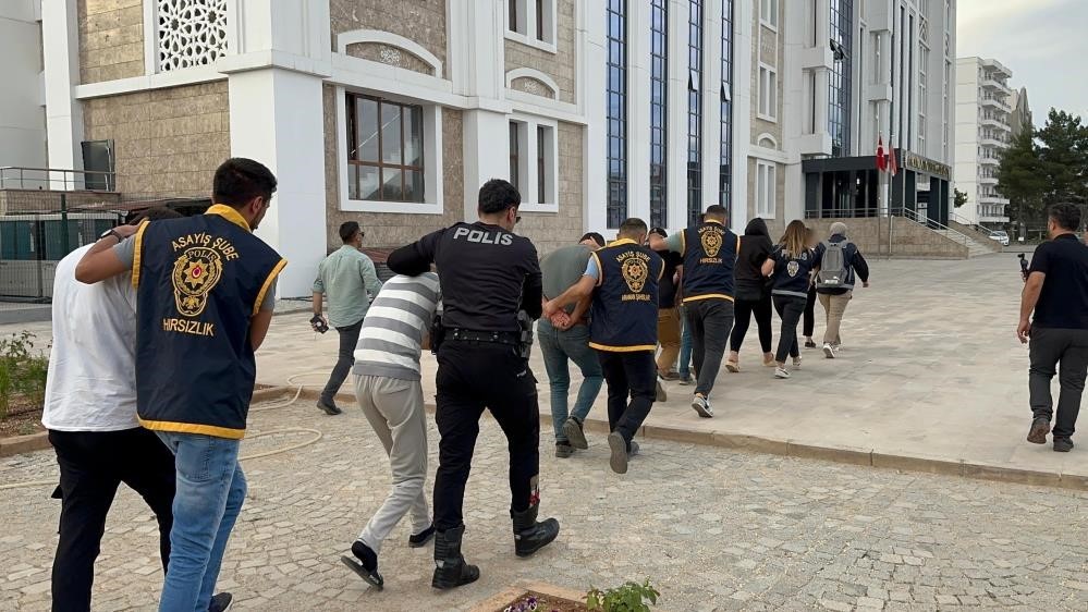 Fuhuş operasyonunda 3 şahıs tutuklandı Adıyaman İl Emniyet Müdürlüğü'nün fuhuş operasyonunda 7 kişi gözaltına alındı.
