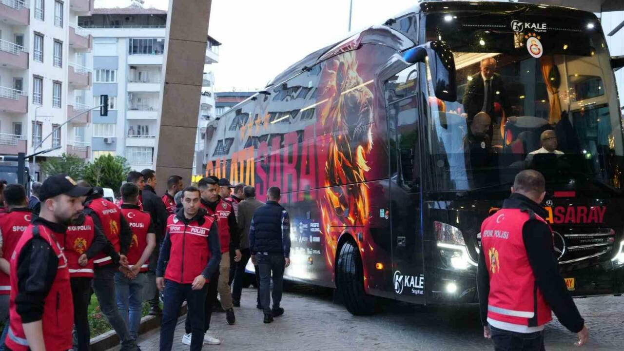 Galatasaray, Ziraat Türkiye Kupası finali için özel uçakla Gaziantep'e ulaştı.