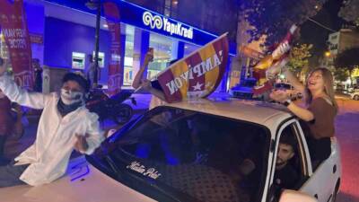 Galatasaray, Kayserispor'u mağlup ederek Trendyol Süper Lig'de şampiyonluğunu ilan etti.