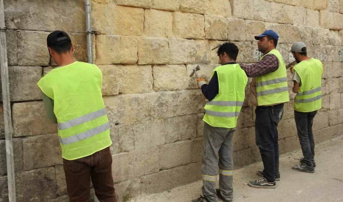 Gaziantep’te tarihi mahallelerde gerçekleştirilen restorasyon çalışmalarında taşları oyarak şekil veren