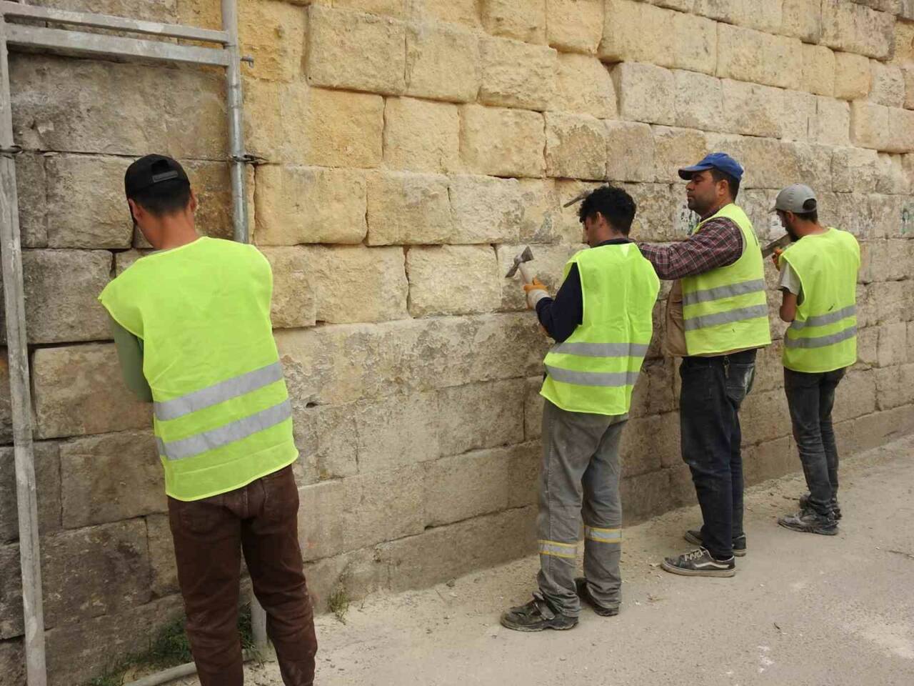 Gaziantep’te tarihi mahallelerde gerçekleştirilen restorasyon çalışmalarında taşları oyarak şekil veren