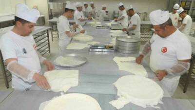 Gaziantep’te Kurban Bayramı’na sayılı günler kala baklava ustaları gece gündüz