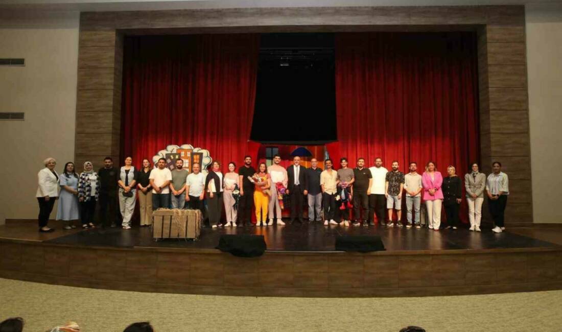 Gaziantep Büyükşehir Belediyesi tarafından düzenlenen "Toprak Dostları" adlı tiyatro gösterisi,