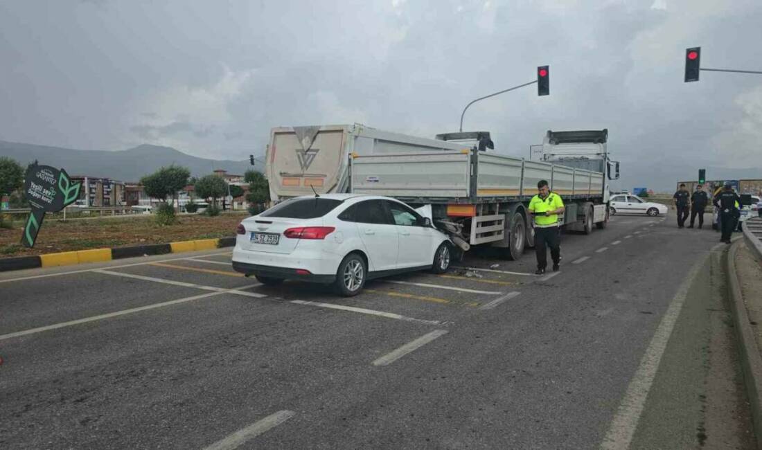Gaziantep'in İslahiye ilçesinde meydana gelen kaza, tıra arkadan çarpan otomobilin