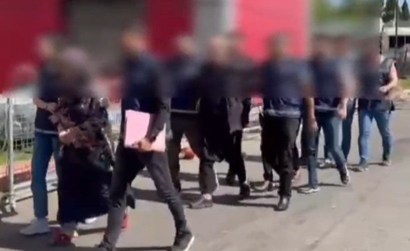 Gaziantep'te evde boğularak öldürülen kadının annesi tutuklanırken, baba ile 2
