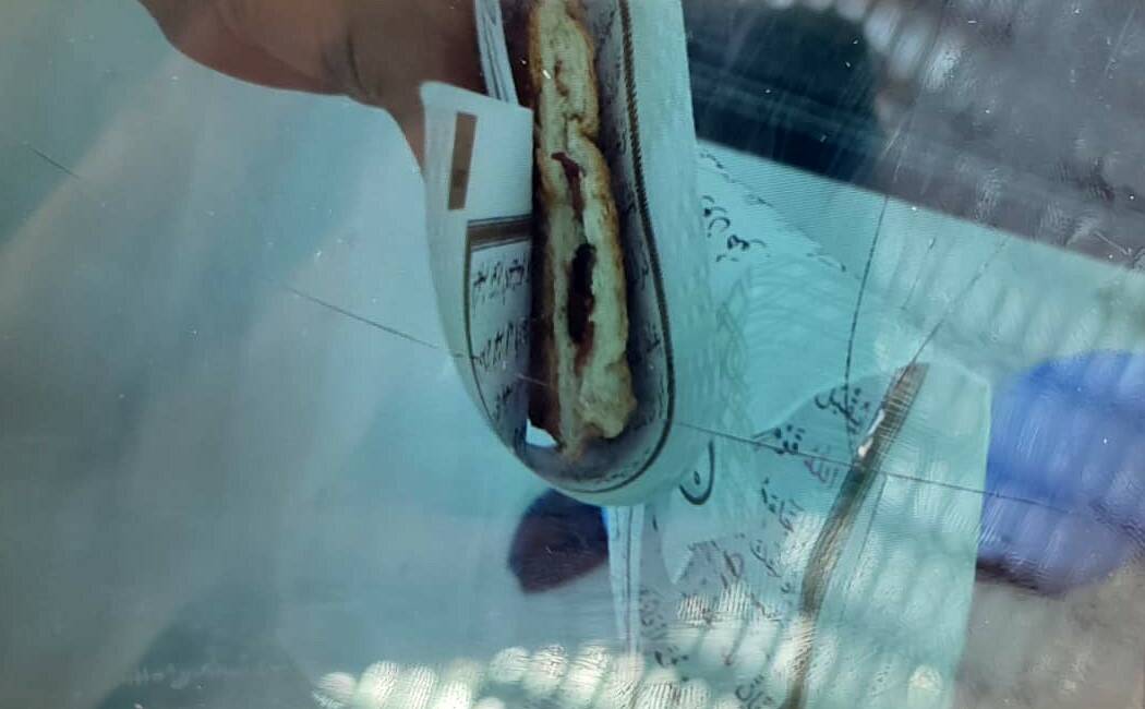 Gaziantep’te bir okul kantininde Kur’an-ı Kerim sayfaları tost kağıdı yapıldı.