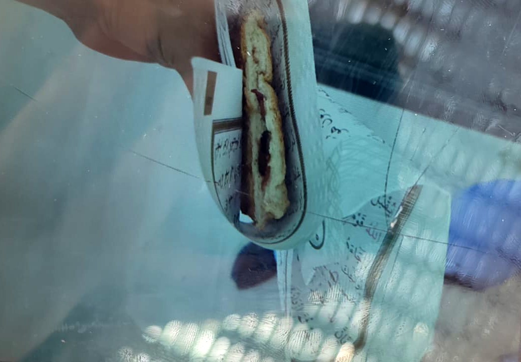 Gaziantep’te bir okul kantininde Kur’an-ı Kerim sayfaları tost kağıdı yapıldı.