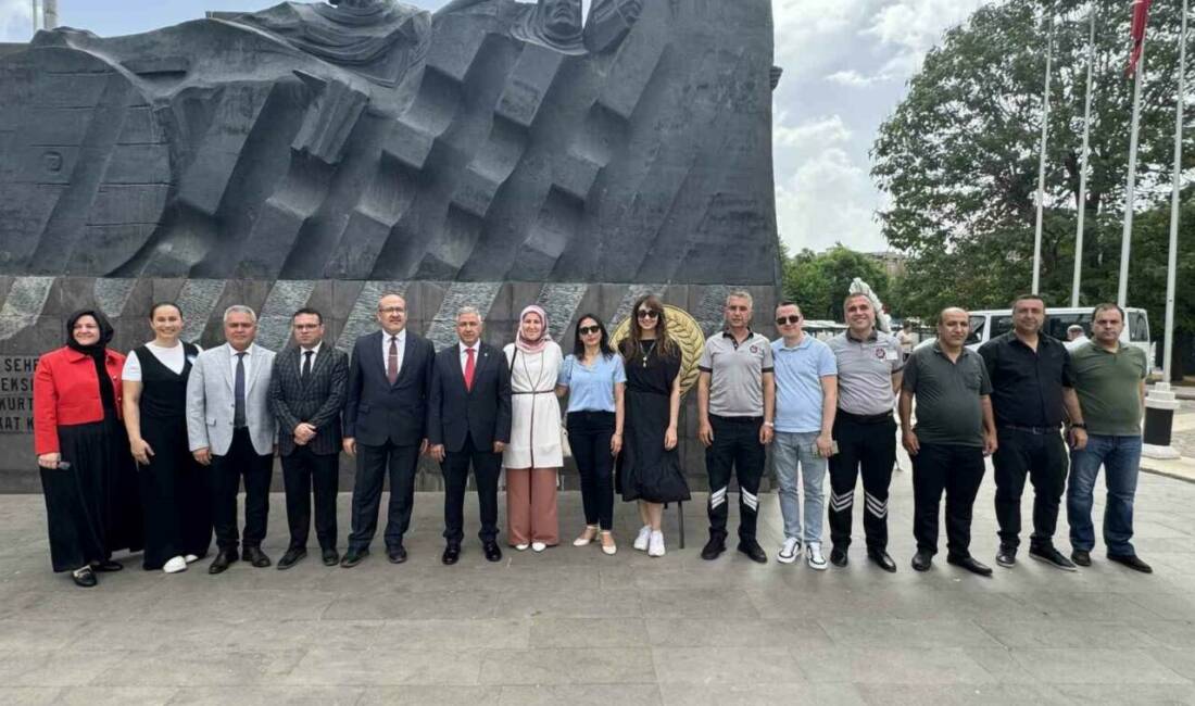 Gaziantep'te Sosyal Güvenlik Haftası kapsamında 15 Temmuz Demokrasi Meydanı'nda çelenk