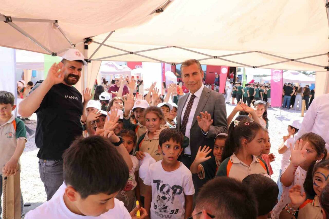 Geleneksel Spor Dalları Federasyonu tarafından "Geçmişin ihtişamını geleceğe taşıyoruz" sloganıyla