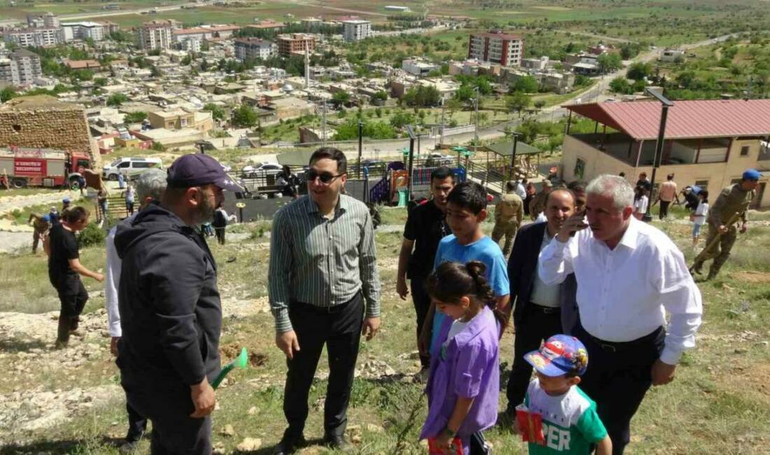 Batman’ın Gercüş ilçesinde öğrenciler ve veliler, Anne Günü’ne özel fidan