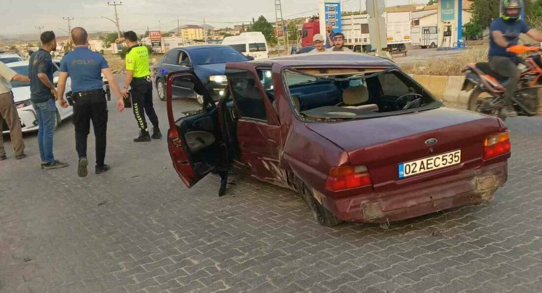 Adıyaman’ın Gölbaşı ilçesinde iki otomobilin çarpışması sonucu 1 kişi yaralandı.