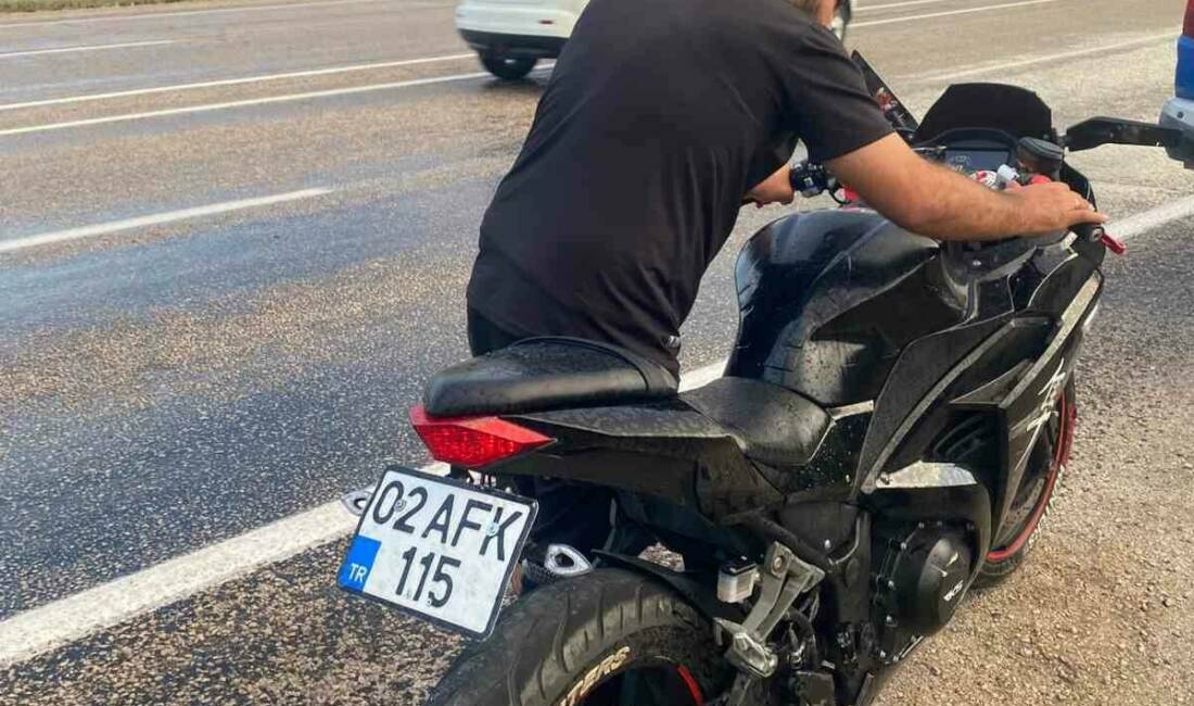 Adıyaman’ın Gölbaşı ilçesinde meydana gelen trafik kazasında, motosikletin devrilmesi sonucu