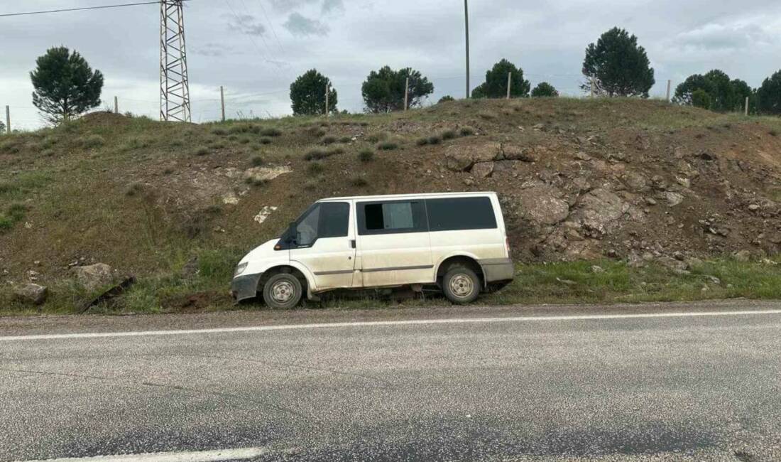 Adıyaman’ın Gölbaşı ilçesinde minibüsün şarampole savrulması sonucu 3 kişi yaralandı.