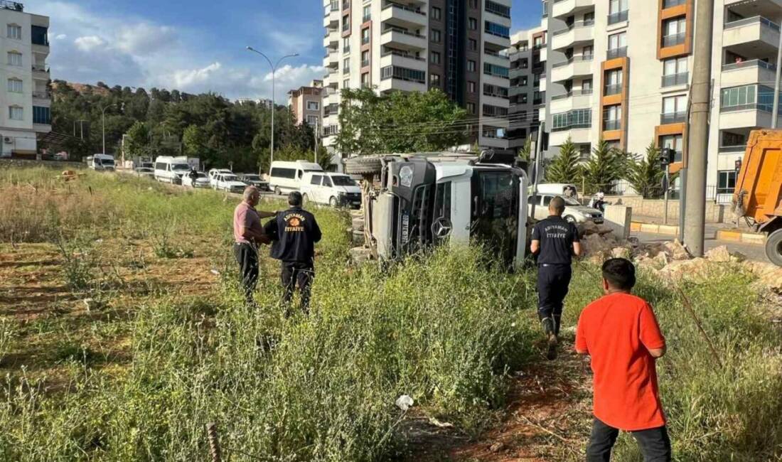 Hafriyat yüklü kamyon devrildi: 1 yaralı Adıyaman'da freni patladığı iddia edilen hafriyat yüklü kamyonun devrilmesi sonucu