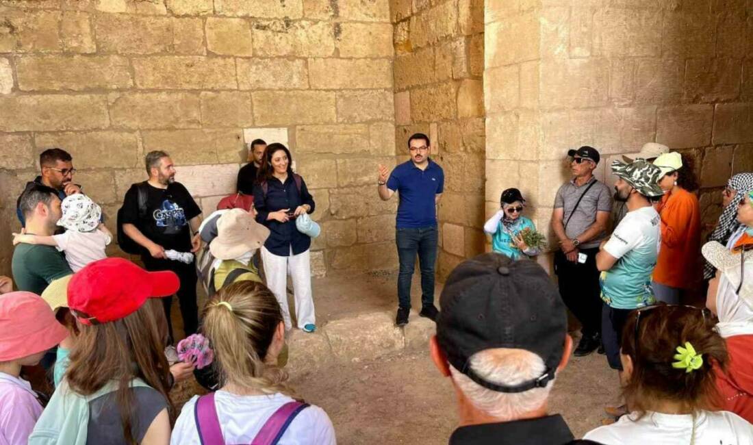 Harran ilçesinde kaymakamlık görevinde bulunan Harun Reşit Han, turistlere rehberlik