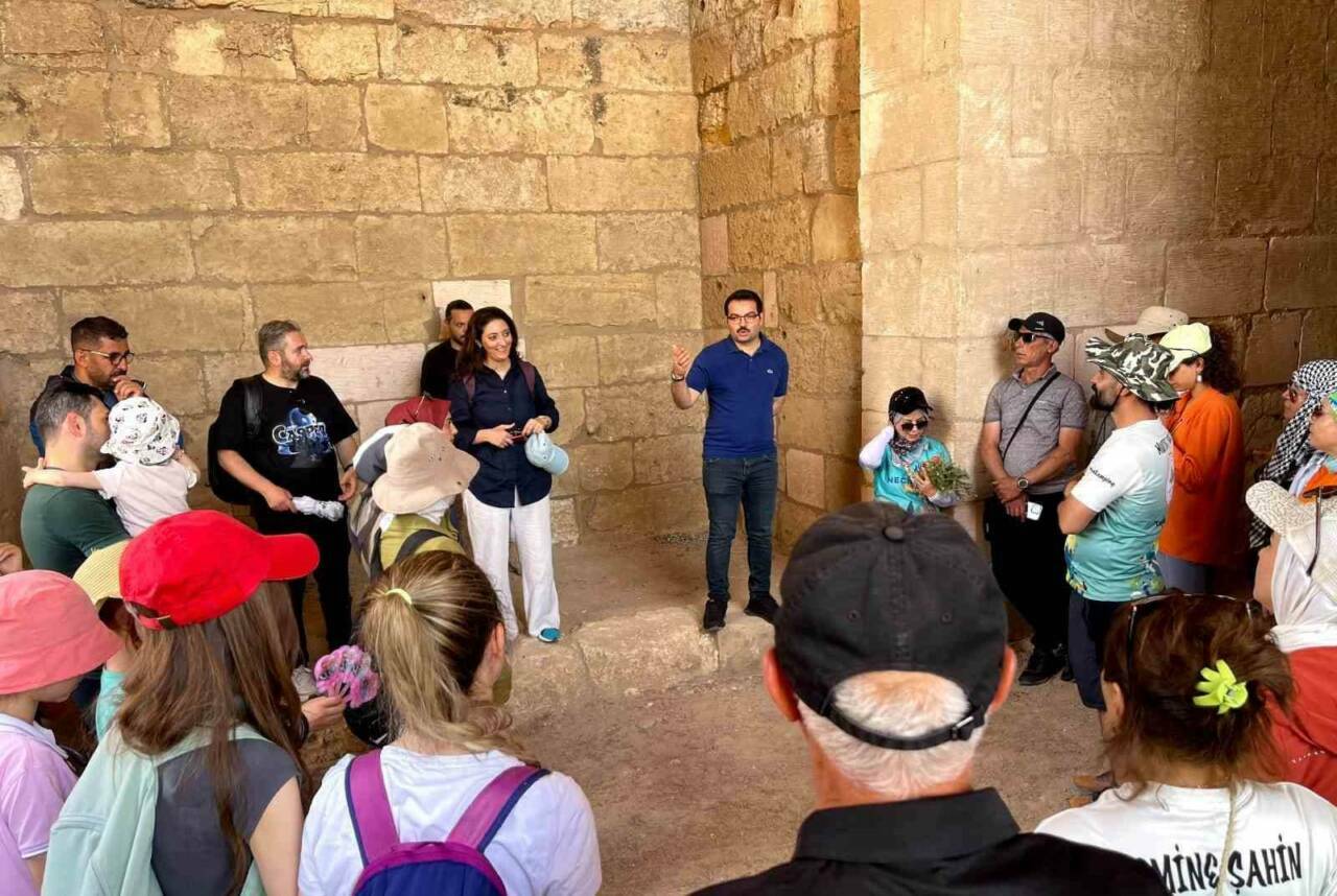 Harran ilçesinde kaymakamlık görevinde bulunan Harun Reşit Han, turistlere rehberlik