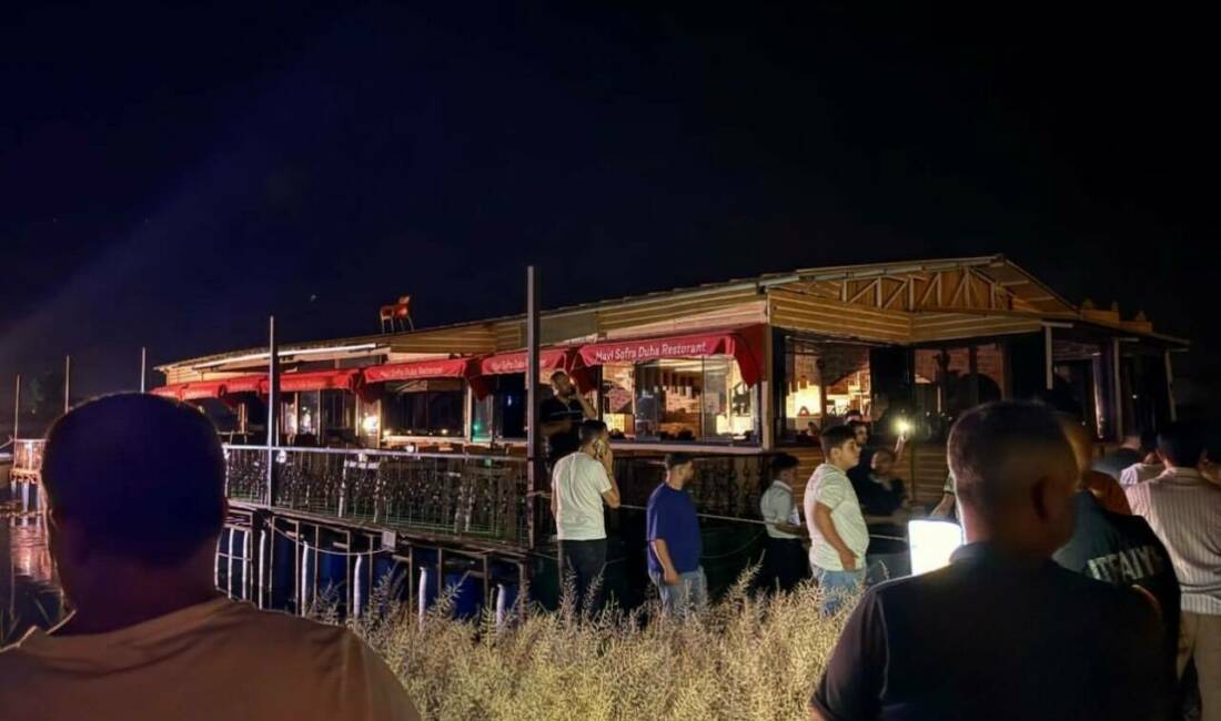 Şanlıurfa’nın Birecik ilçesinde Fırat Nehri üzerindeki bir duba restoran halatlarının