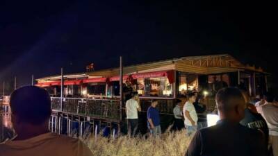 Şanlıurfa’nın Birecik ilçesinde Fırat Nehri üzerindeki bir duba restoran halatlarının
