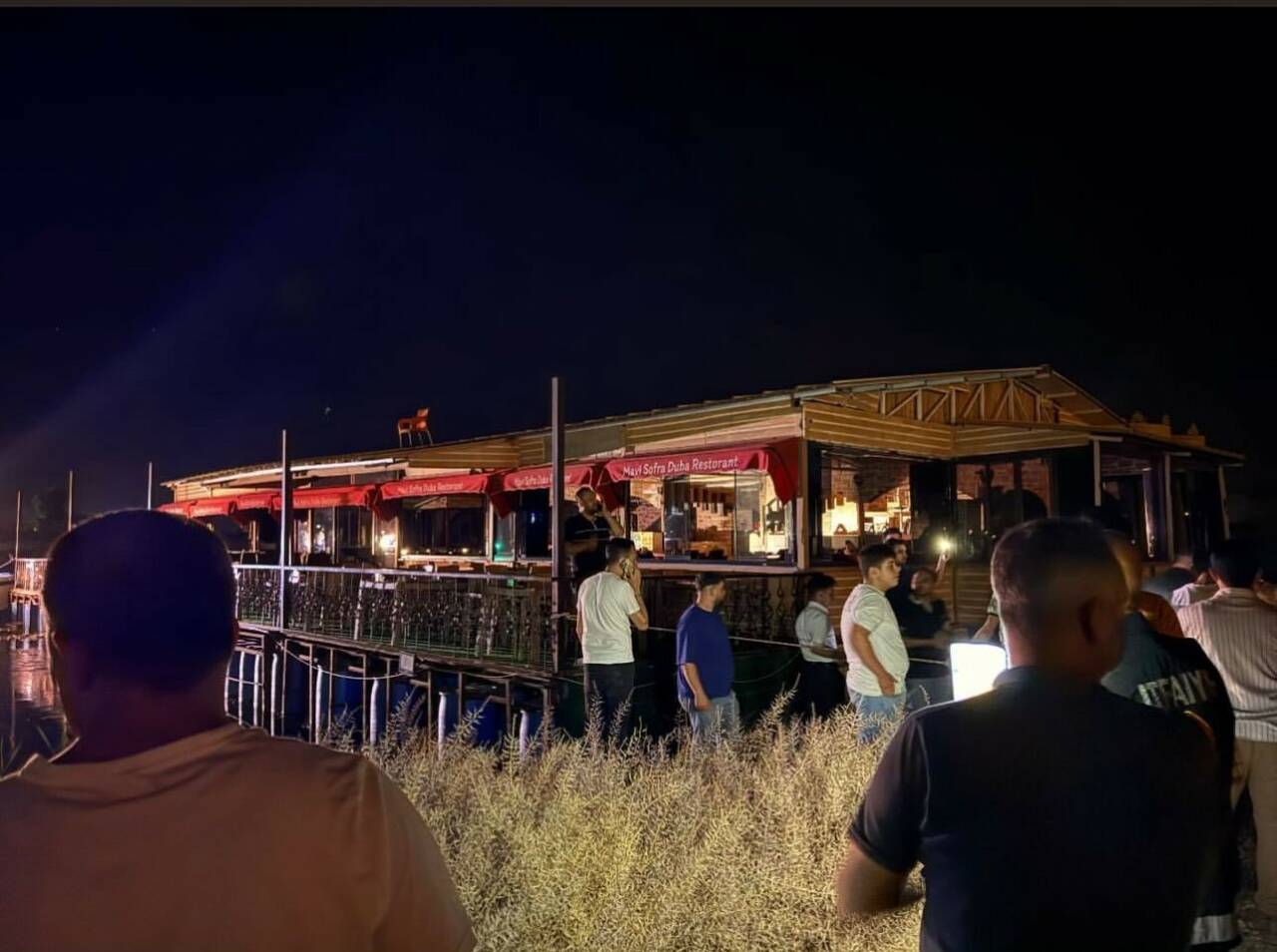 Şanlıurfa’nın Birecik ilçesinde Fırat Nehri üzerindeki bir duba restoran halatlarının