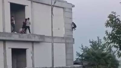 Adıyaman’ın Kahta ilçesinde bir inşaata tırmanan çocuklar canlarını hiçe saydı.