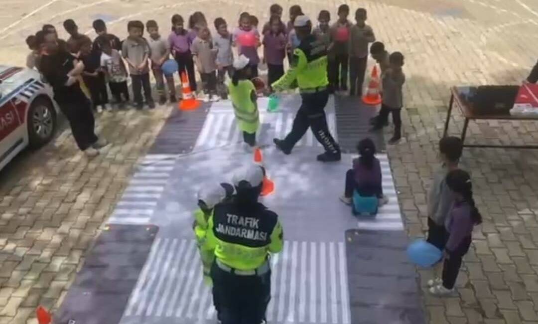Adıyaman’ın Gölbaşı ilçesinde jandarma trafik ekipleri, Balkar Beldesi Anaokulu ve