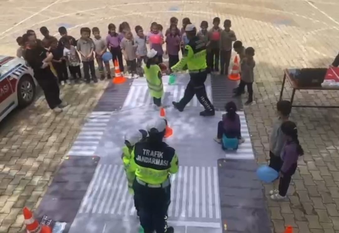 Adıyaman’ın Gölbaşı ilçesinde jandarma trafik ekipleri, Balkar Beldesi Anaokulu ve