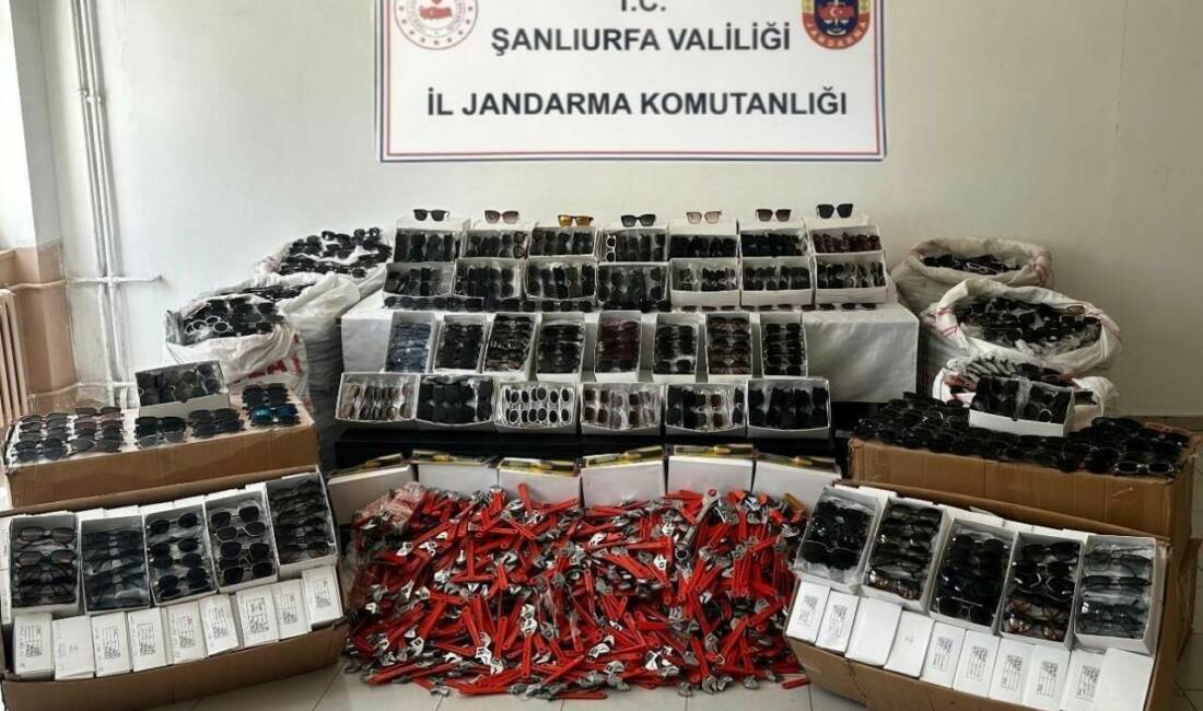 Jandarmadan 34 milyon liralık operasyon: 3 gözaltı Şanlıurfa'da jandarma operasyonunda 34 milyon liralık gümrük kaçağı güneş gözlüğü