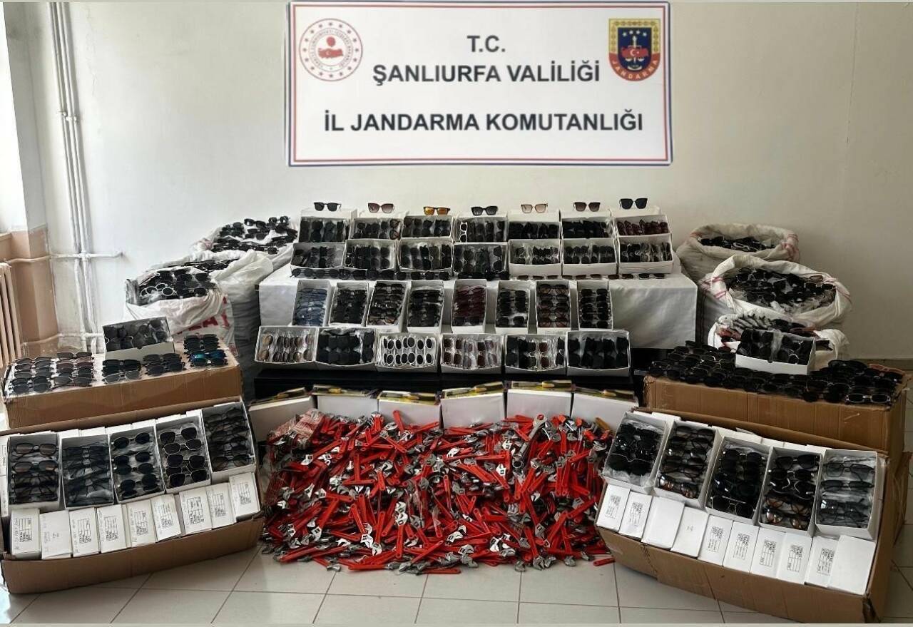 Şanlıurfa'da jandarma operasyonunda 34 milyon liralık gümrük kaçağı güneş gözlüğü
