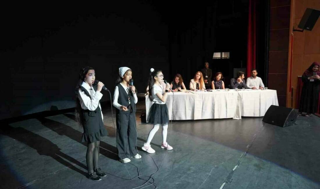 Adıyaman'ın Kahta ilçesinde düzenlenen İngilizce Dil Festivali'nde İngilizce Şarkı Yarışması