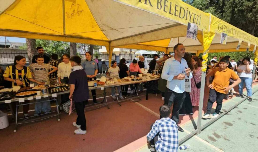 Gaziantep'te Gazze ve Doğu Türkistan yararına düzenlenen hayır çarşısı büyük