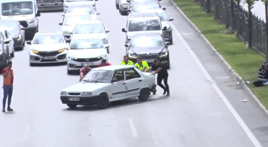 Gaziantep'te meydana gelen kazada bir tırın otomobile çarpması sonucunda 2