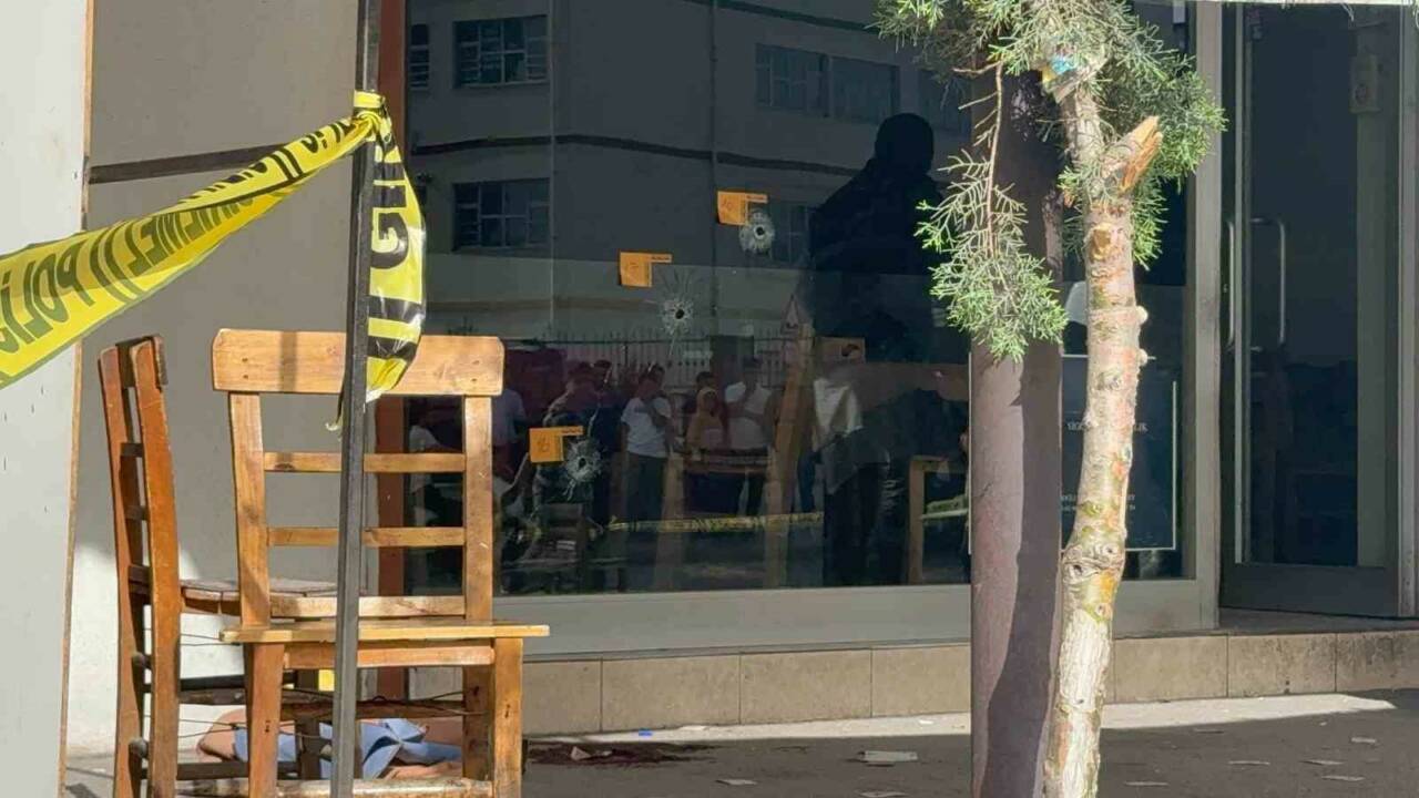 Gaziantep'in Şehitkamil ilçesinde bir kıraathanenin önünde oturan 25 yaşındaki Hasan