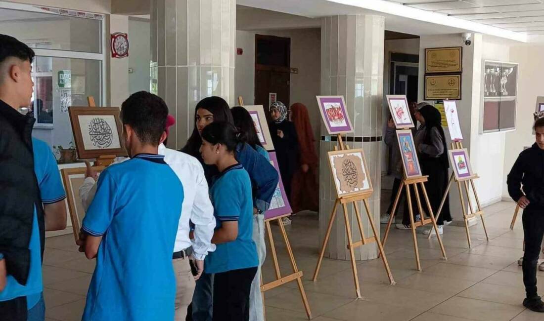 Kozluk Kız Anadolu İmam Hatip Lisesi'nde düzenlenen sergi, öğrencilerin sanatsal