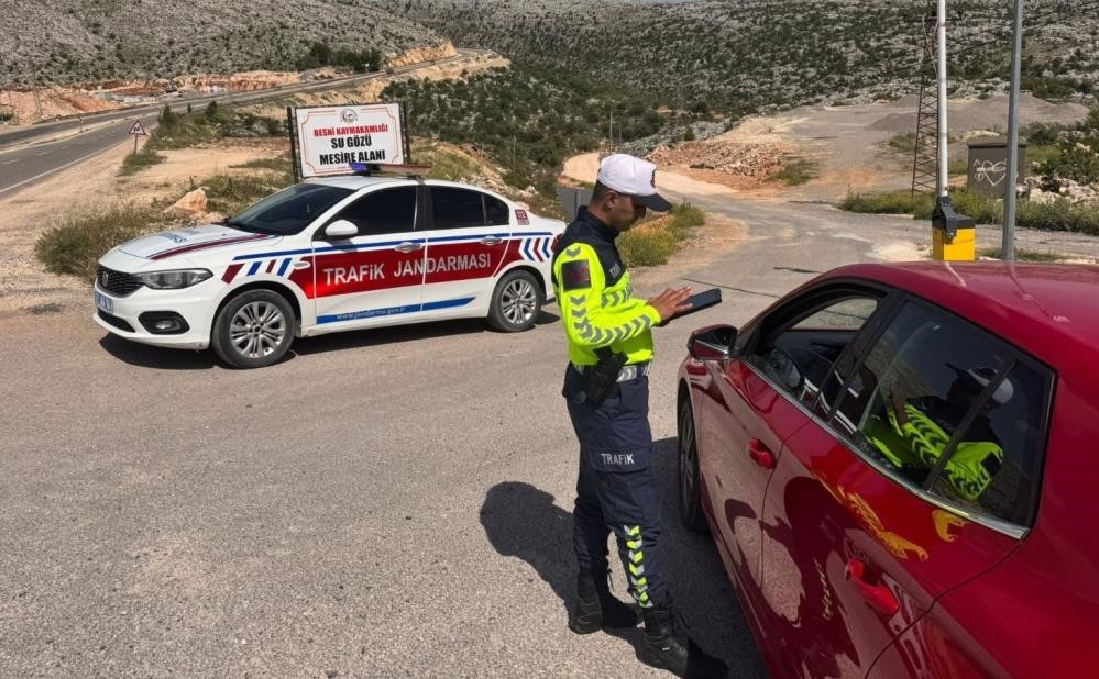 Kurallara uymayanlar cezadan kaçamadı Adıyaman'ın Besni ilçesinde Sugözü Orman Parkı ve Millet Bahçesi'nde yapılan